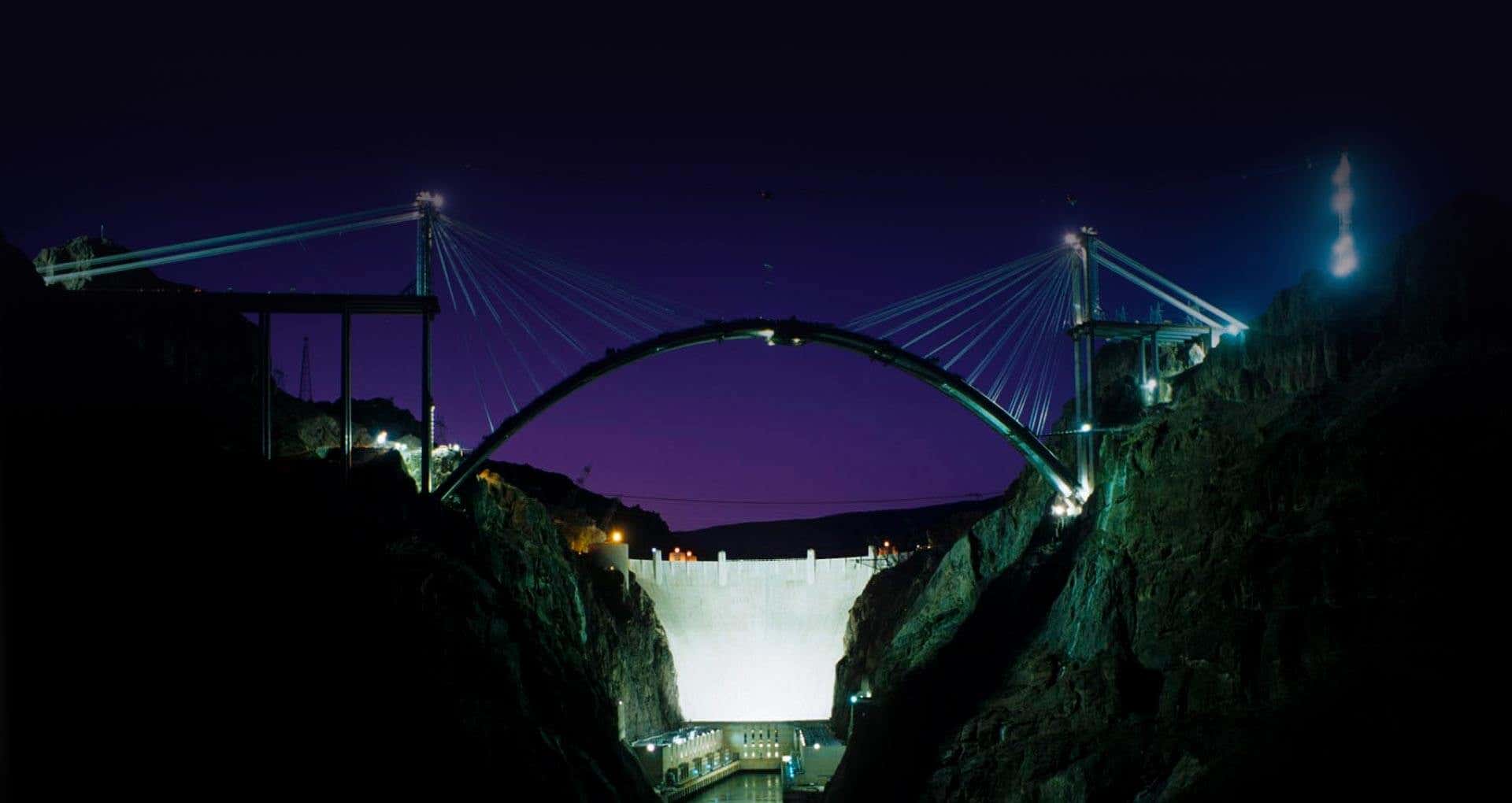 Structura podului peste un baraj de apă