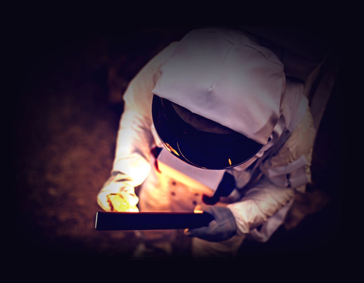 Astronaut hält ein beleuchtetes Objekt in der Hand