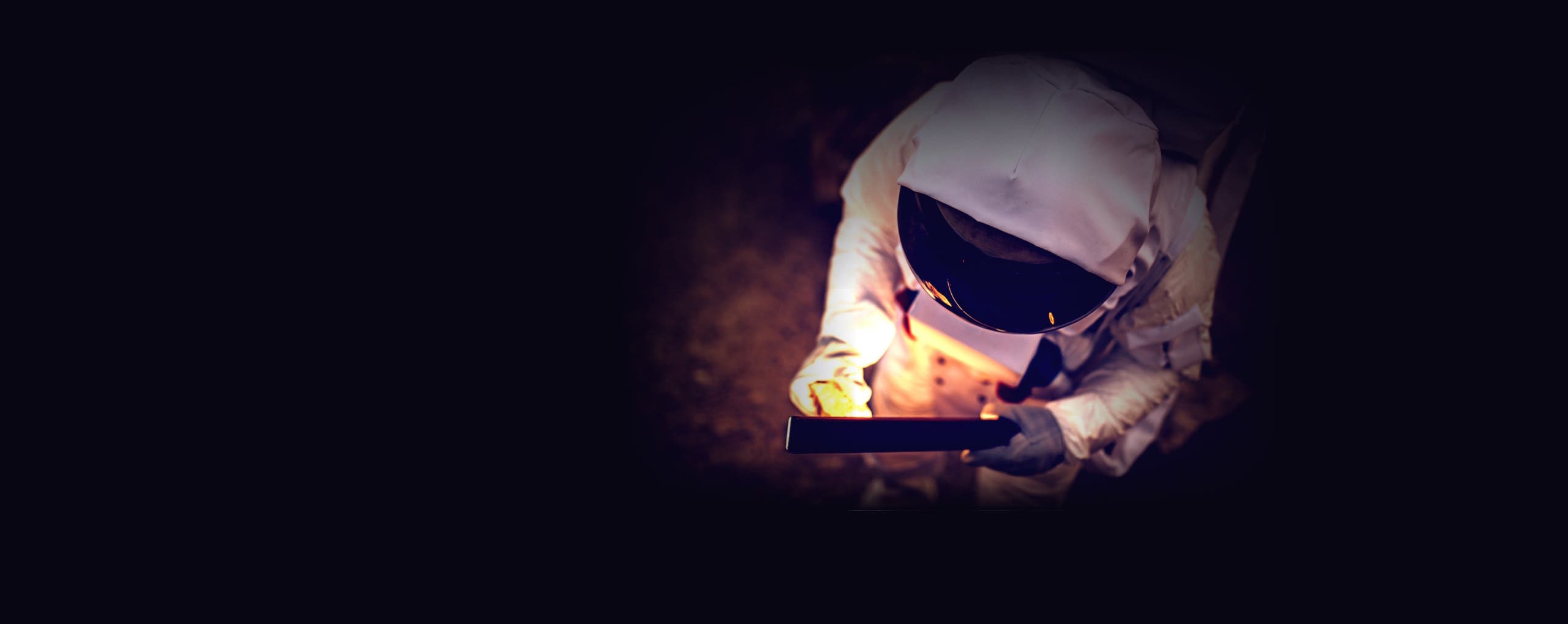 Astronaut, der ein beleuchtetes Objekt hält Hintergrundbild